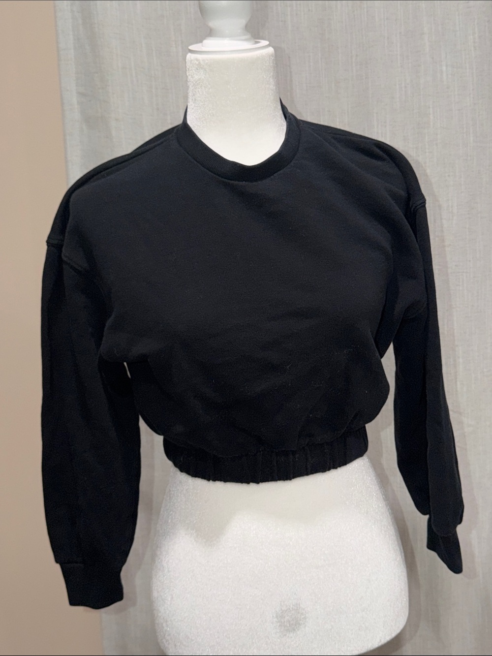 Zara Black Cropped Sweatshirt with Elastic Hem